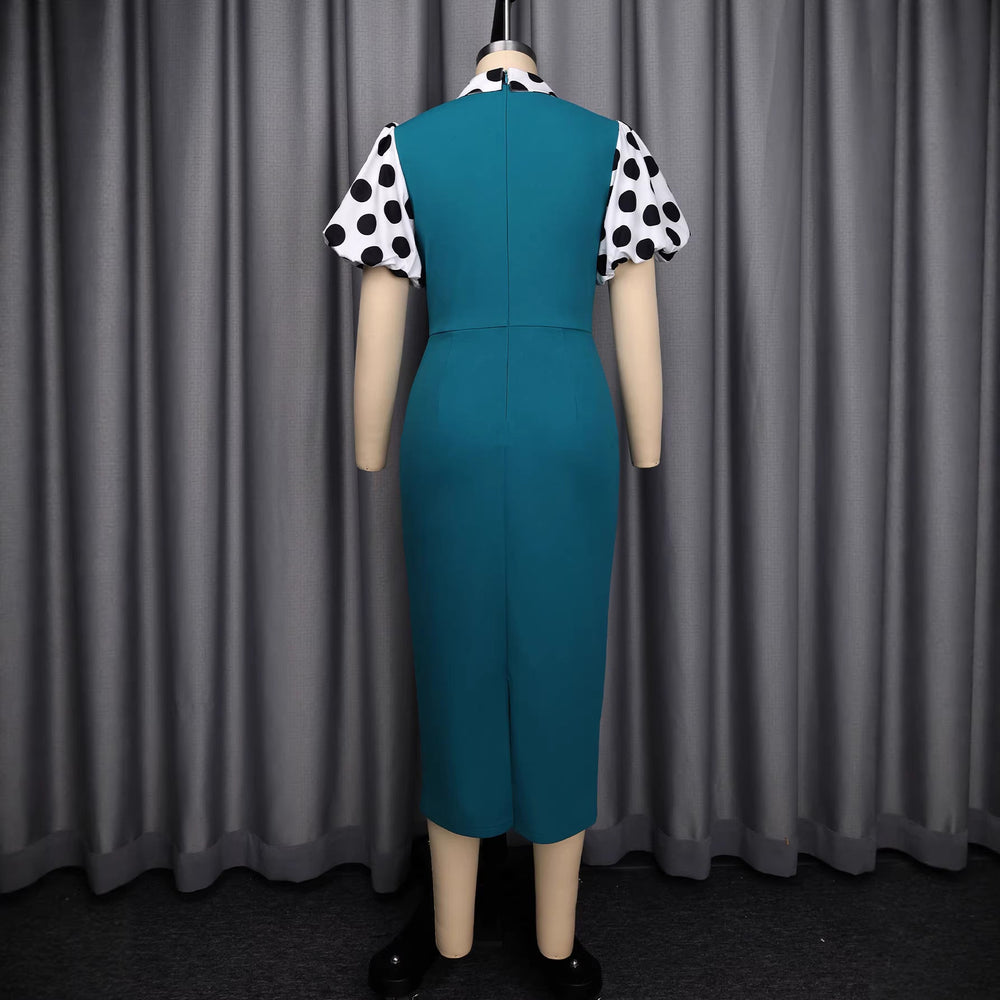 Figurbetontes schwarzes Midi-Kleid für Damen mit weißen Polka-Dots, elegant, Langarm, ideal für Mode-Momente.