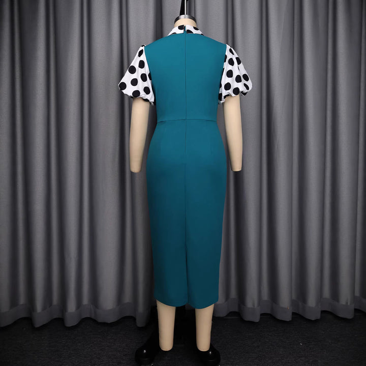 Figurbetontes schwarzes Midi-Kleid für Damen mit weißen Polka-Dots, elegant, Langarm, ideal für Mode-Momente.