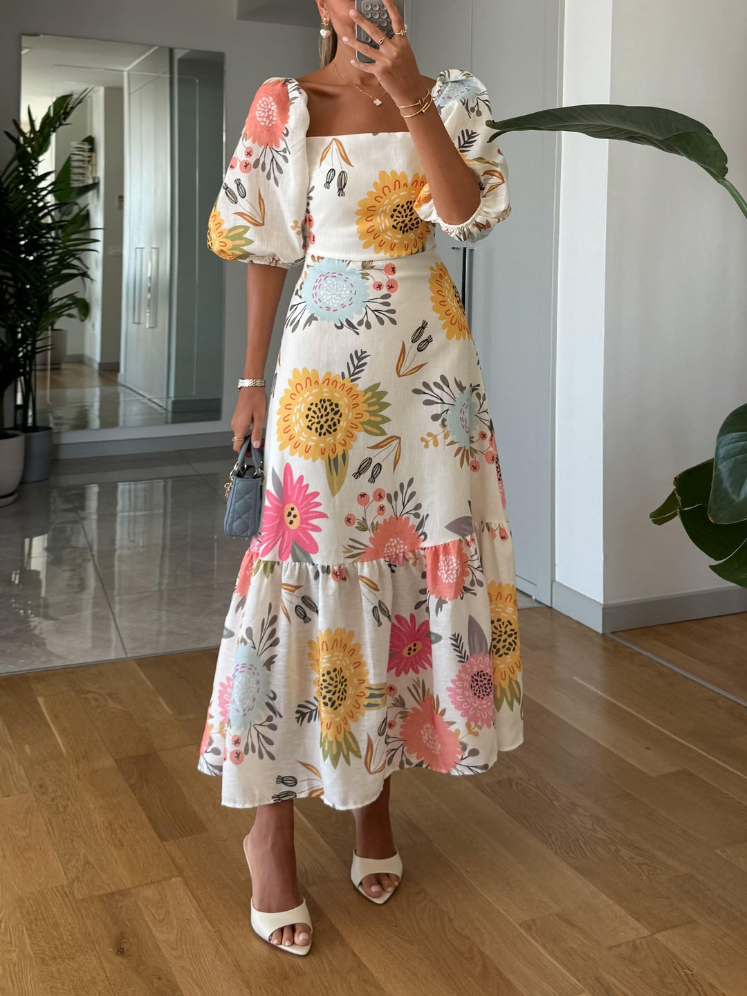 Elegantes Damen Midi Kleid mit Puffärmeln, ideal für Sommerpartys. Schmeichelhaftes Design für Frauen.