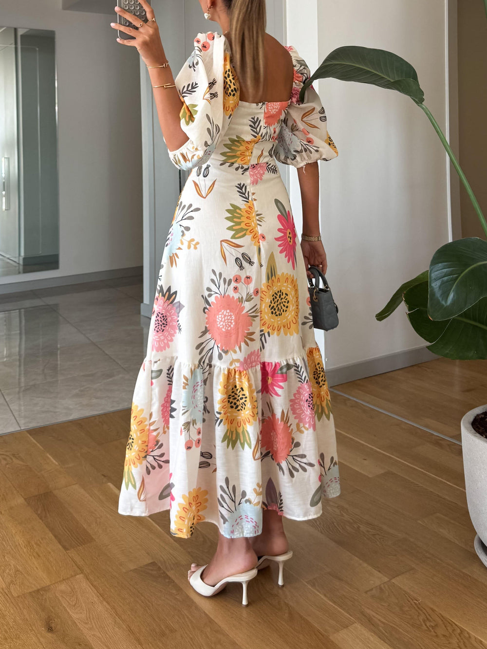 Vielseitiges mehrfarbiges Damen Midi Kleid mit Puffärmeln. Perfekt als Sommer-, Freizeit- oder Partykleid.