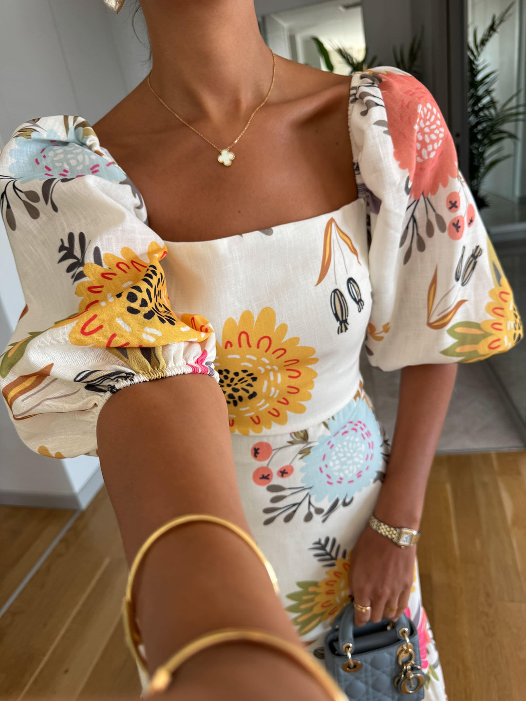 Modisches Damen Midi Kleid mit eleganten Puffärmeln. Komfortabel und stilvoll für jede Frau.