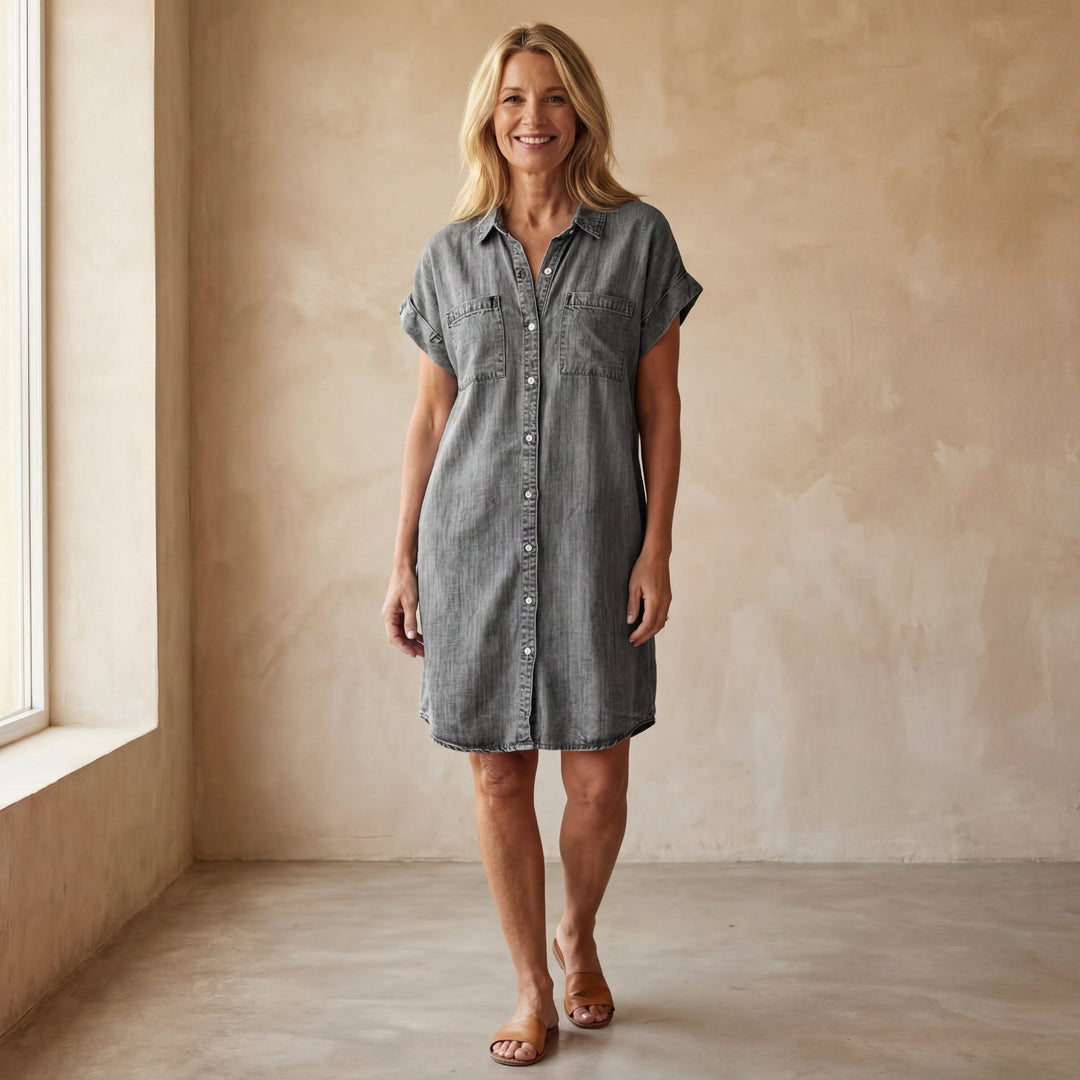 Fließendes Damen Midikleid mit eleganten Knöpfen. Ein vielseitiges Kleidungsstück für Freizeit und Büro.