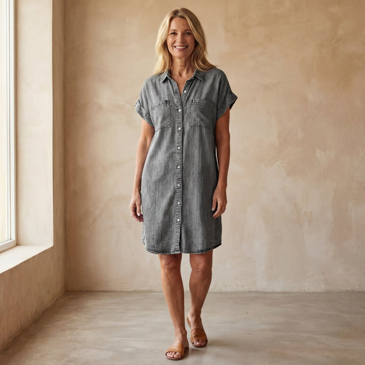 Fließendes Damen Midikleid mit eleganten Knöpfen. Ein vielseitiges Kleidungsstück für Freizeit und Büro.