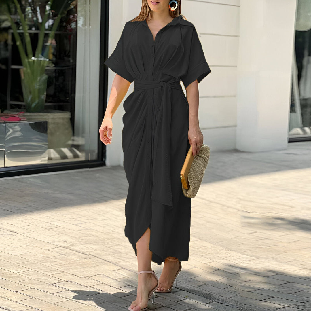 Zeitloses Damen Midikleid mit V-Ausschnitt & Bindegürtel für eine elegante Silhouette. Vielseitig kombinierbar.