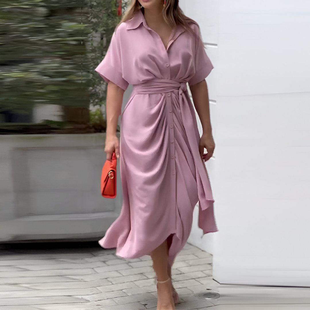Detailansicht des V-Ausschnitts & eleganten Bindegürtels am Damen Midikleid. Perfekt für festliche Events.