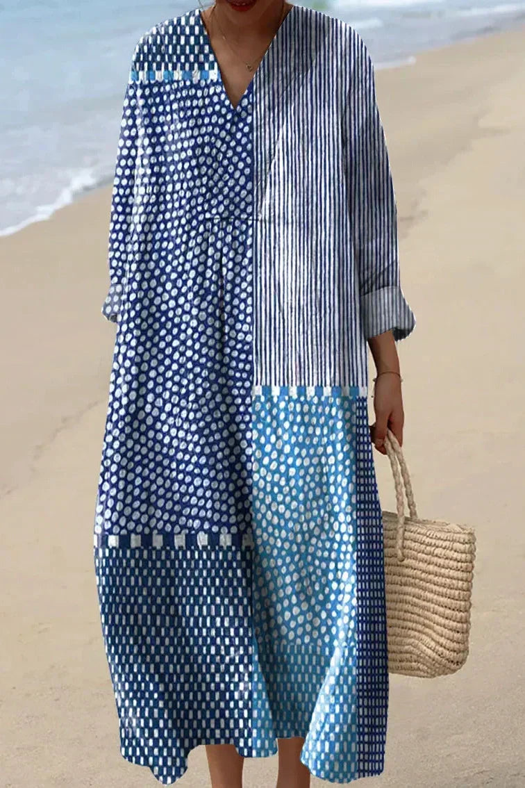 Damen Strandkleid in Midi-Länge mit V-Ausschnitt; fließendes Sommerkleid mit Wellenmuster für Urlaub & Freizeit.