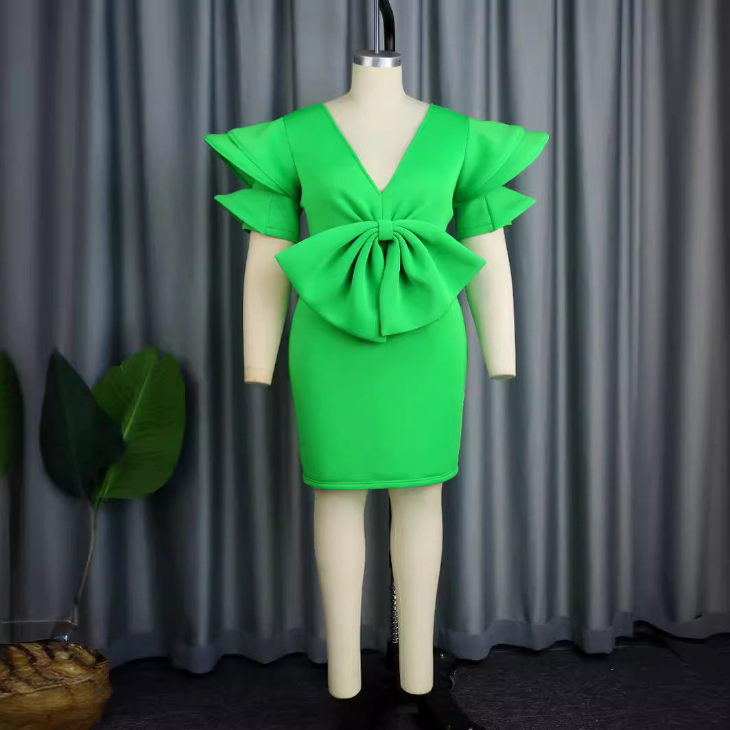 Festliches Abendkleid für Damen mit elegantem V-Ausschnitt, zarten Rüschen und einer stilvollen Schleife.