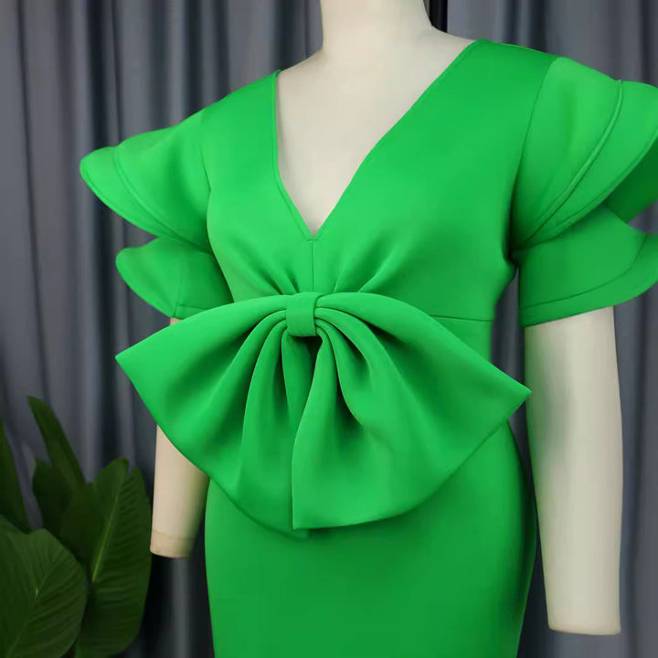 Modisches Damen Midikleid für besondere Anlässe, mit eleganten Rüschen und einer dekorativen Schleife.