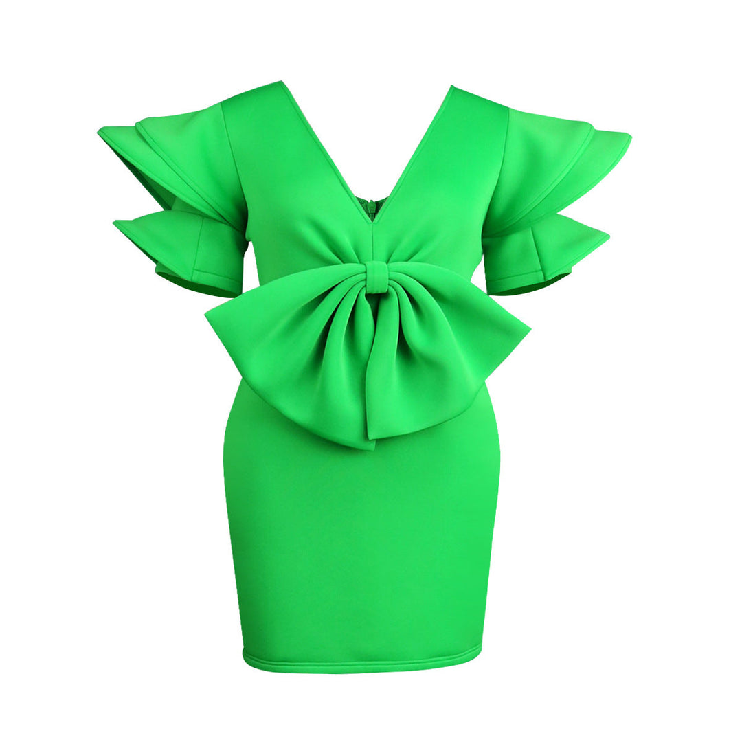 Schickes Damenkleid mit eleganten Rüschen und einer raffinierten Schleife, ideal für Abende und festliche Events.