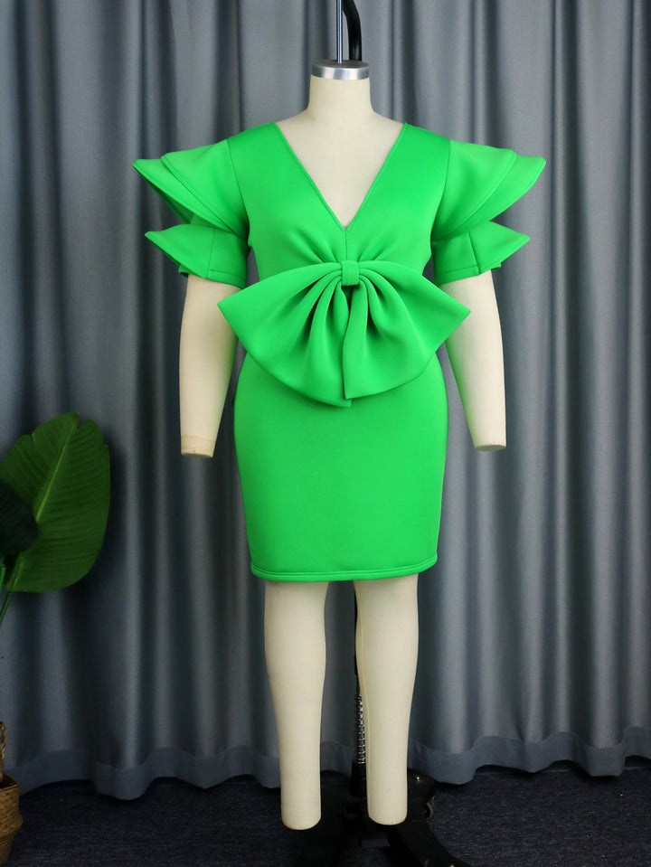 Grünes elegantes Damenkleid mit V-Ausschnitt, Rüschen am Saum und einer femininen Schleife für Partys.
