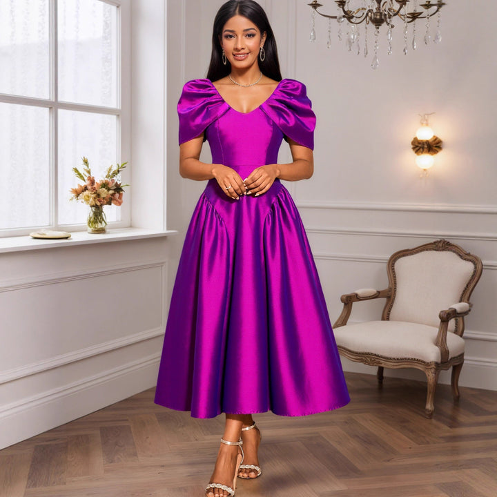 Elegantes Damen Midikleid mit voluminösen Puffärmeln und V-Ausschnitt, perfekt für festliche Anlässe.