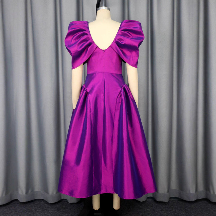 Elegantes Frauenmode Midikleid mit schwingendem Rock, V-Ausschnitt und stilvollen Puffärmeln, modern.