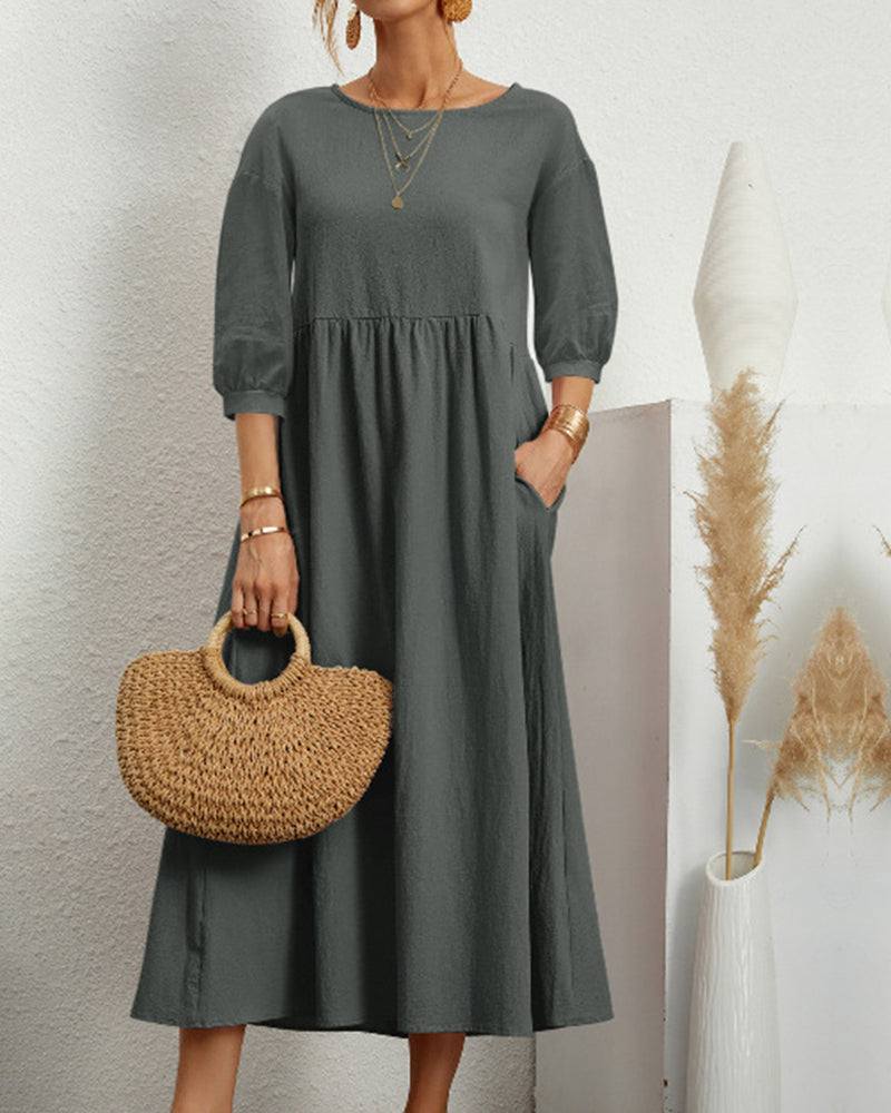 Rundhalsausschnitt des eleganten Damen Midikleides Selina, betont zeitlose Eleganz für jede Figur.