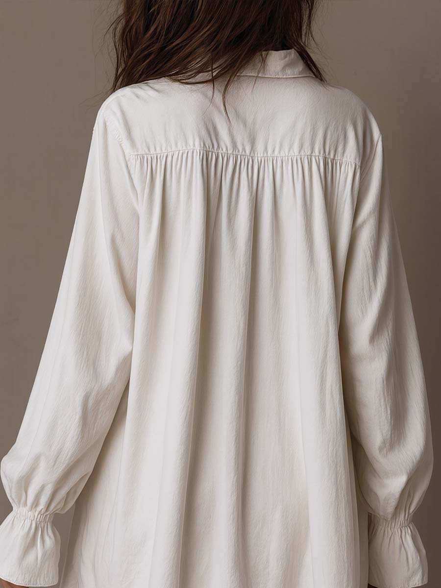 Weißes Retro Damen Minikleid mit Langarm, unregelmäßigem Saum. Ideal als Cocktailkleid oder für Abendmode.
