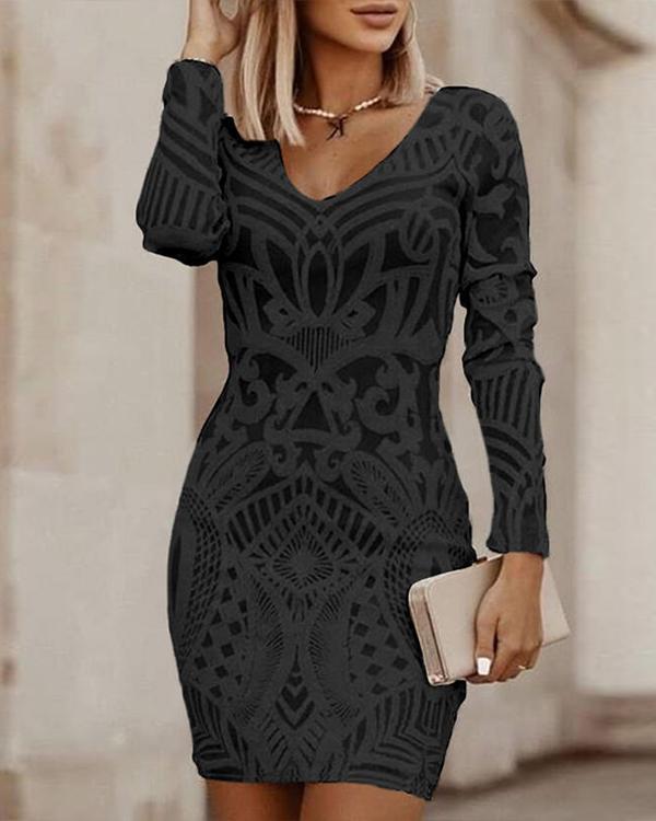 Figurbetontes Damen Mini Stilkleid Sienna, wahlweise in Schwarz oder Weiß, mit tiefem V-Ausschnitt.