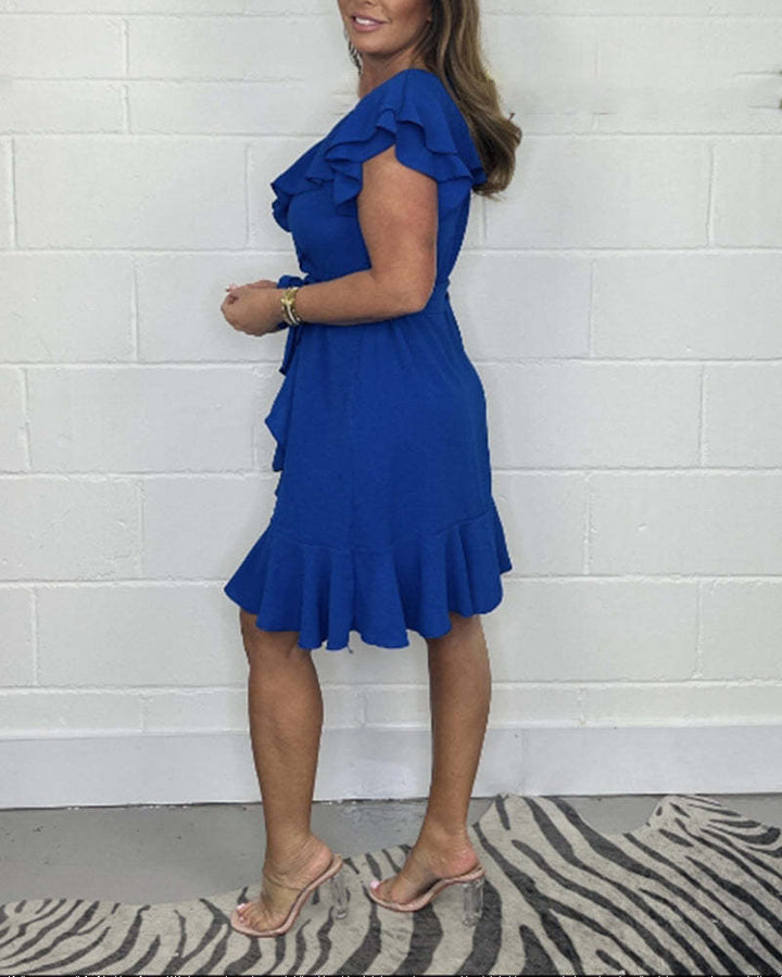 Modernes Damen-Minikleid mit V-Ausschnitt und Rüschendetails, perfekt als Cocktailkleid.
