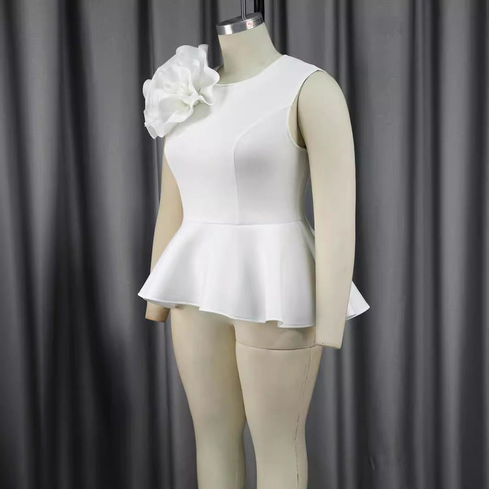 Chices Abendmode Oberteil für Damen mit Blumenapplikationen und verspieltem Rüschensaum. Femininer Look.