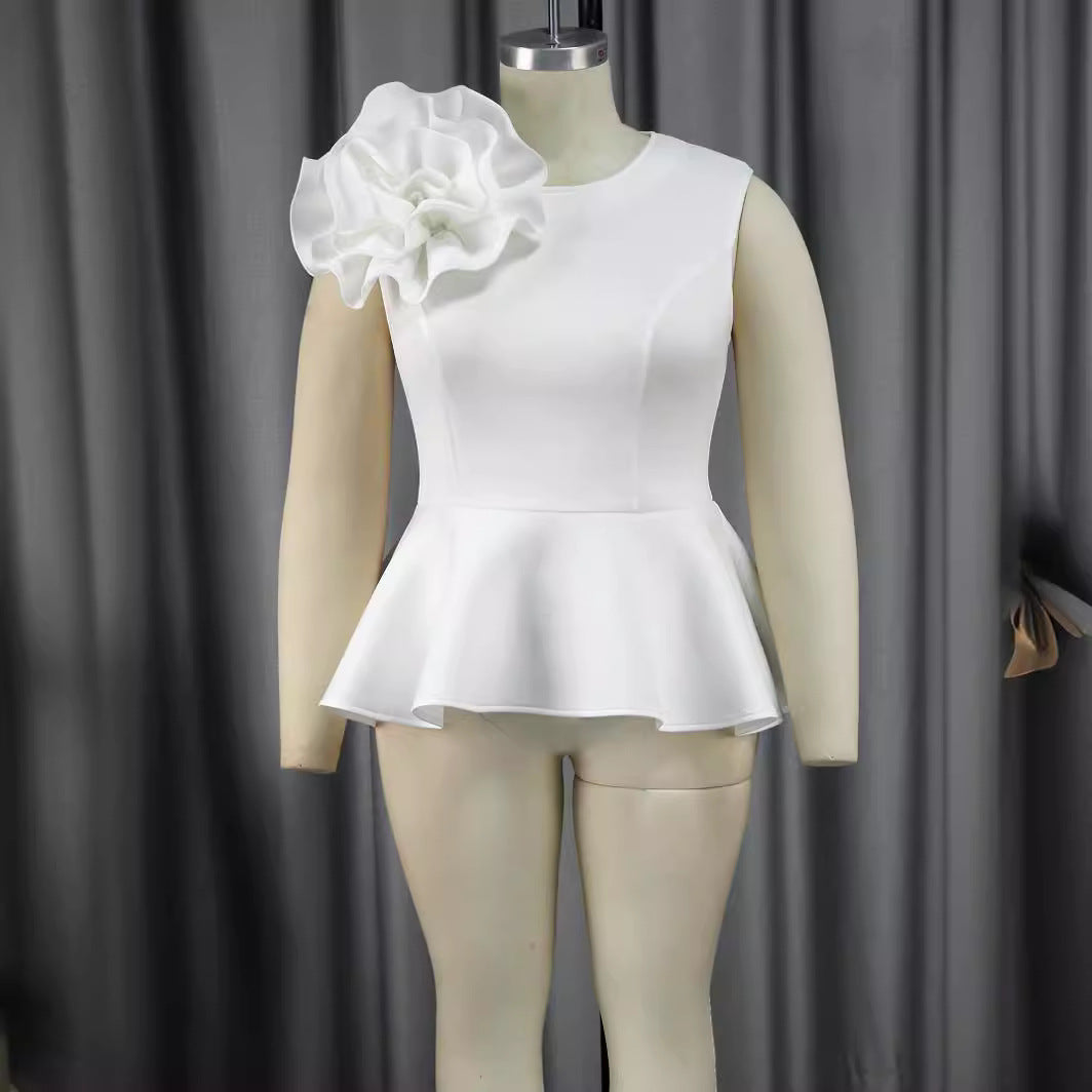 Damen Bluse in elegantem Design, verziert mit detailreichen Blumen und einem stilvollen Rüschensaum.