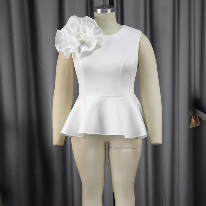 Damen Bluse in elegantem Design, verziert mit detailreichen Blumen und einem stilvollen Rüschensaum.