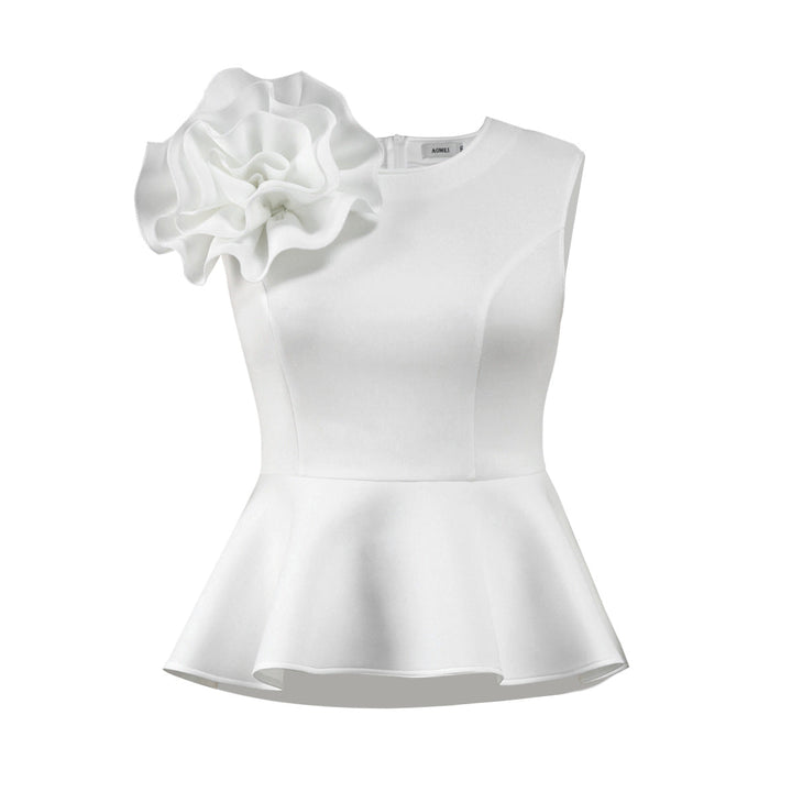 Festliches Damen Oberteil mit Blumen-Design und fließendem Rüschensaum. Ein eleganter Blickfang für Abendmode.