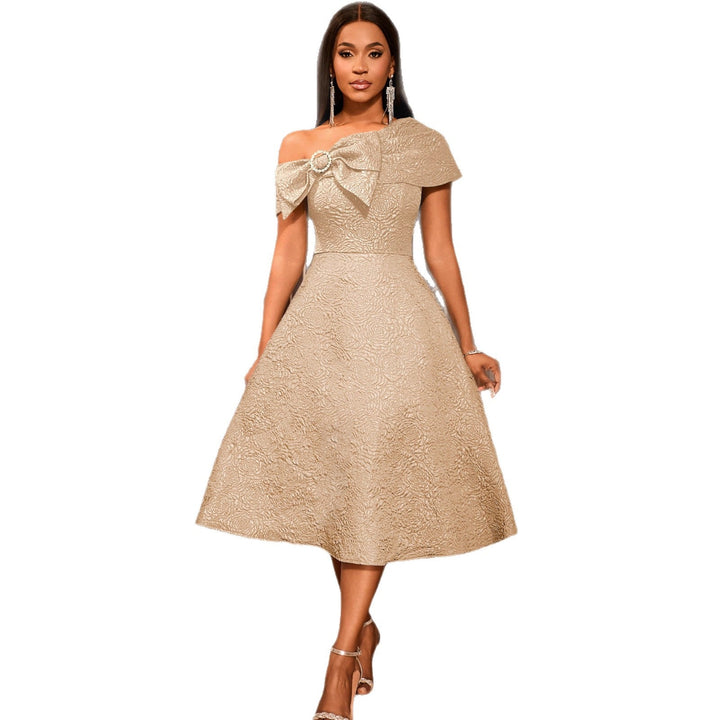 Stilvolles Khaki Damen Cocktailkleid, Off-Shoulder mit figurbetonter Silhouette und eleganter Schleife.