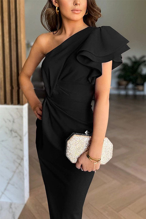Detail des Off-Shoulder-Ausschnitts und der Rüschen am eleganten Damen Midi-Kleid mit Schlitz.