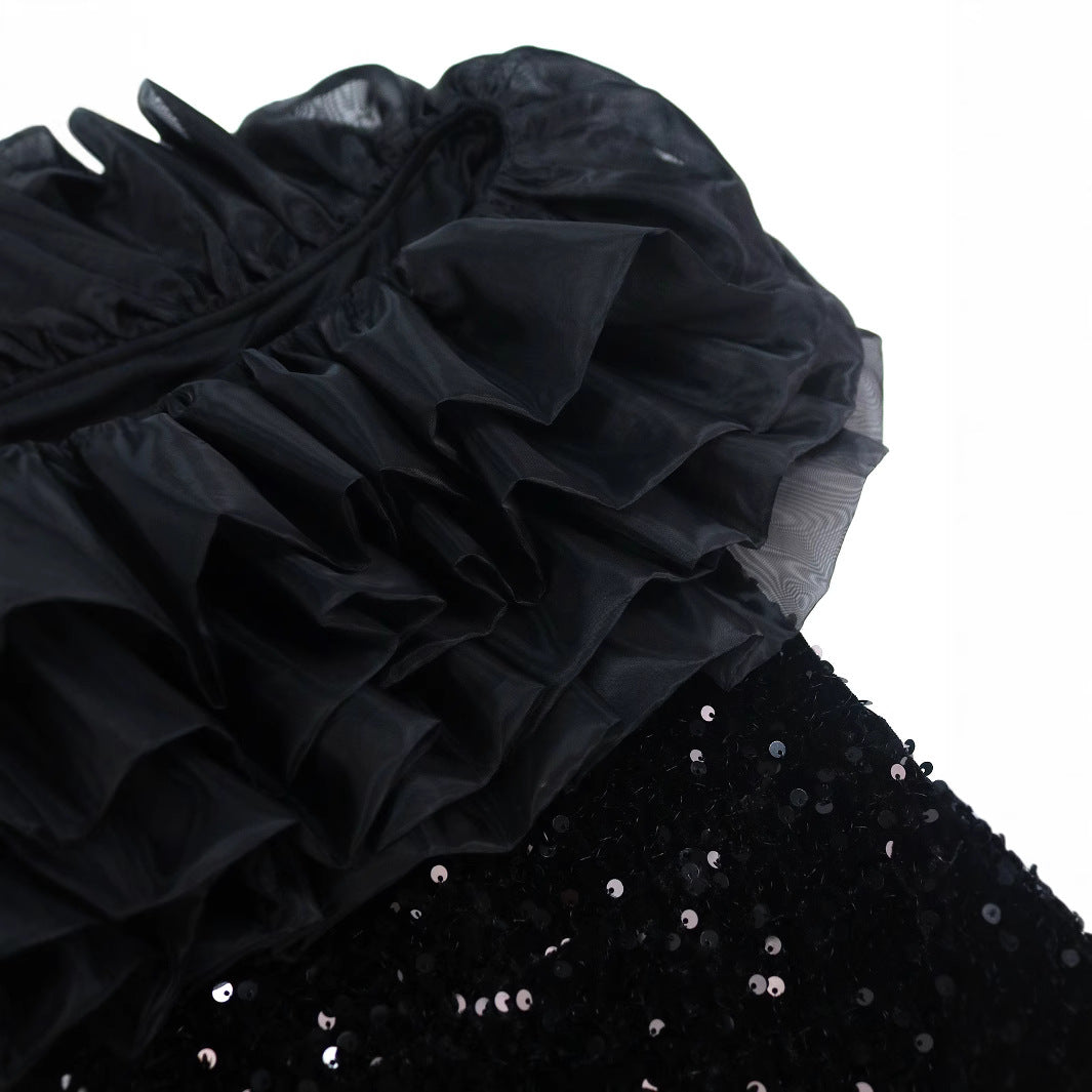 Festliches Damenkleid mit schimmernden Pailletten, auffälligen Rüschen und schmeichelhaftem Schnitt.