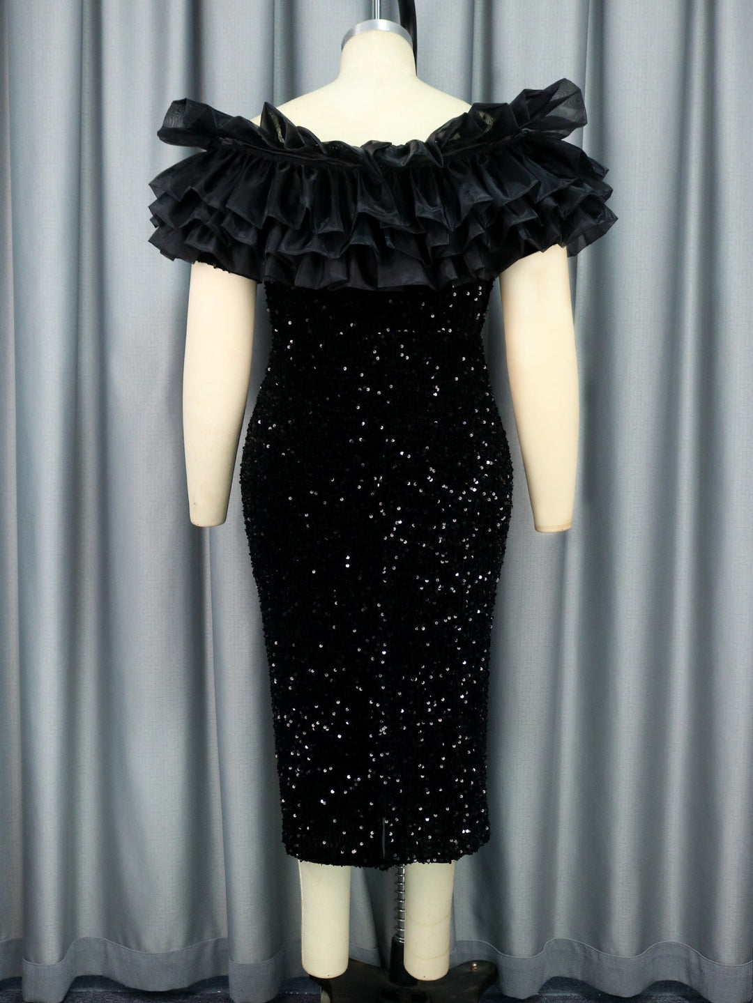 Luxuriöses Damen Pailletten-Festkleid mit verführerischem V-Ausschnitt und voluminösen Rüschen.