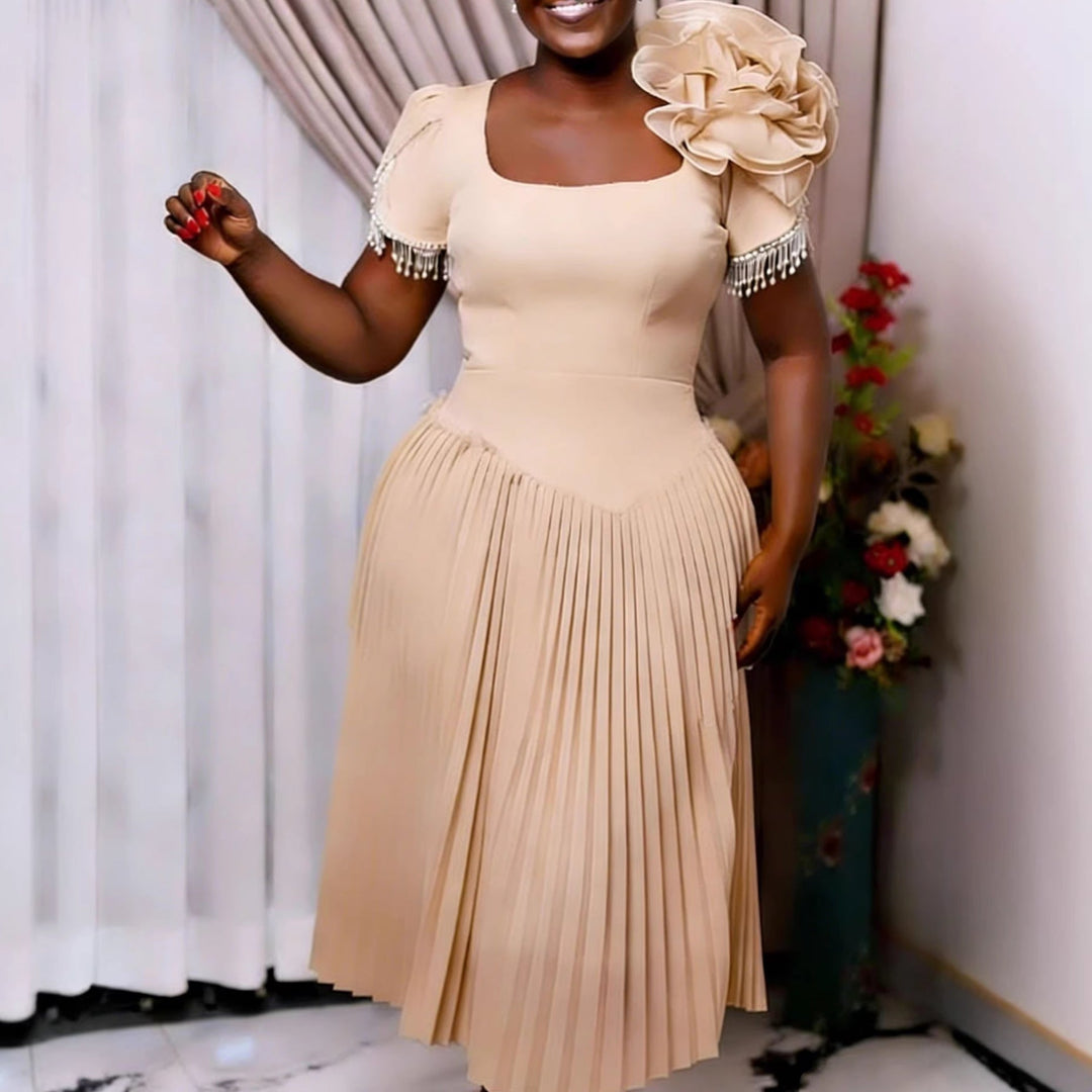 Elegantes Damen Plisseekleid in Apricot mit Rüschen, perfekt für festliche Anlässe und Partys.
