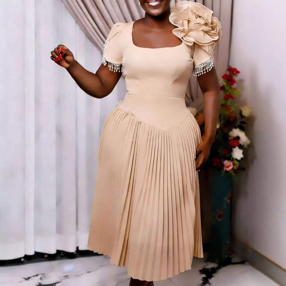 Feminines Apricot Maxikleid mit fließendem Plissee und Rüschen, ideal als Abend- oder Partykleid.