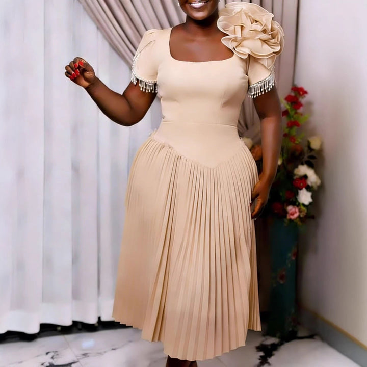Schwingendes Damen Rüschenkleid in Apricot mit elegantem Plissee, ein glamouröses Sommer- oder Festkleid.