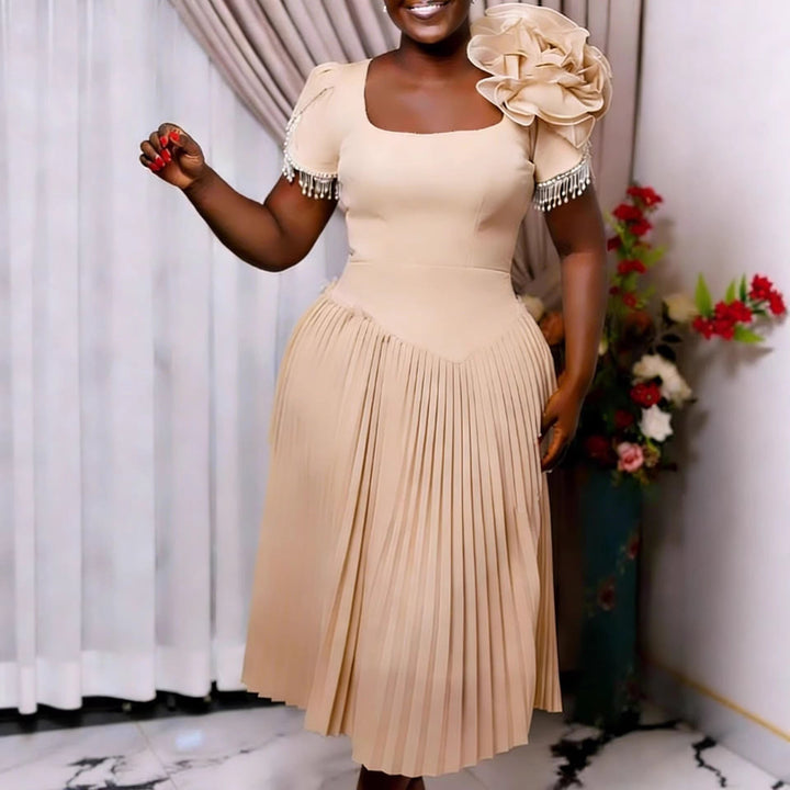 Glamouröses Damen Abendkleid in Apricot, mit feinen Rüschen und Plissee für besondere Anlässe.