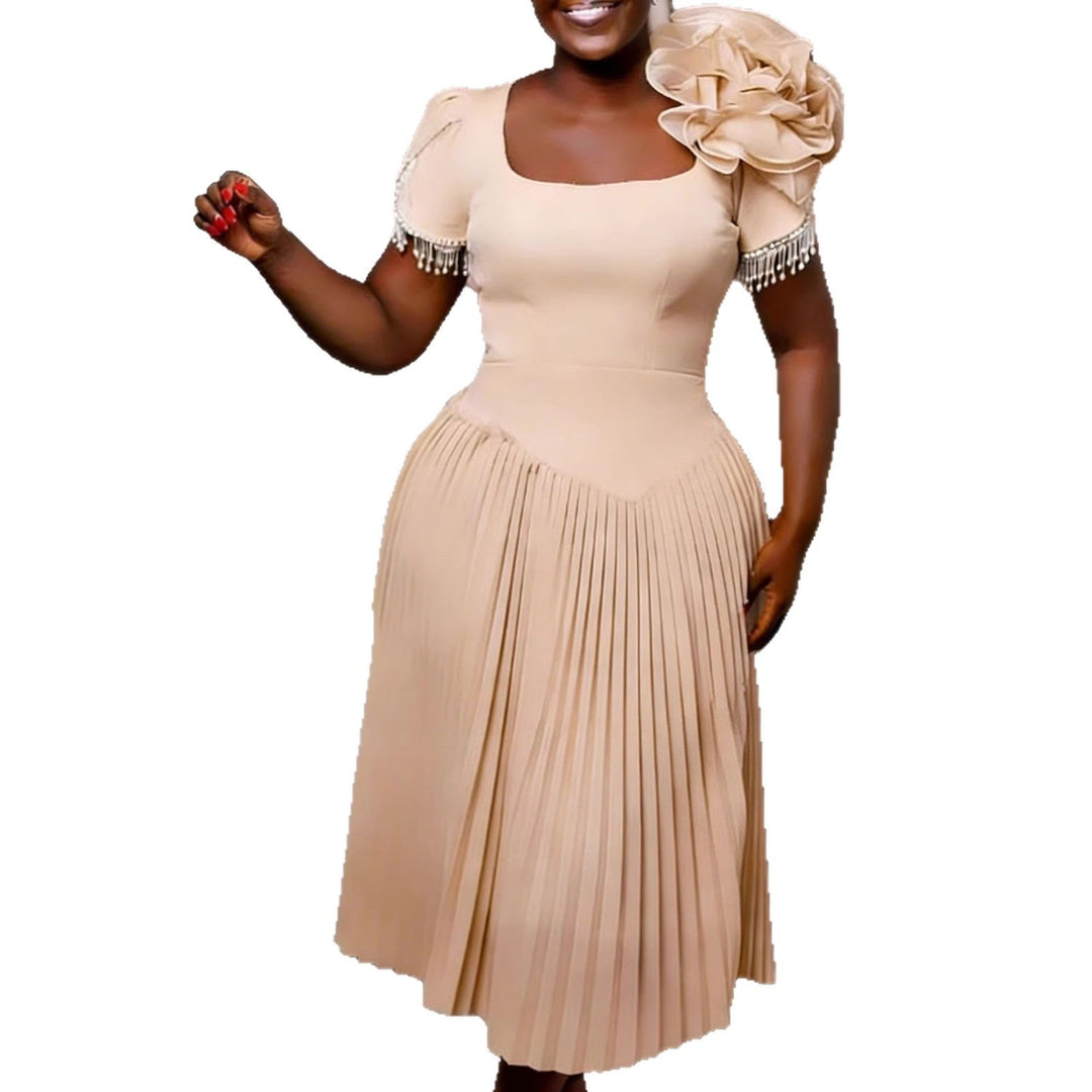 Modisches Apricot Plisseekleid mit Rüschen, ein elegantes Damen Party- oder Sommerkleid für stilvolle Outfits.