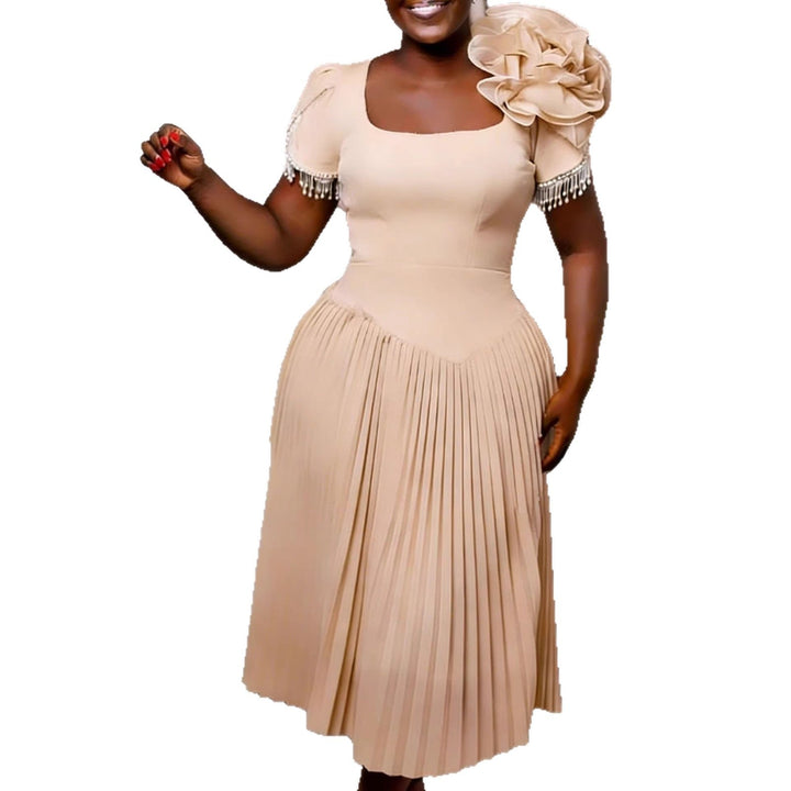 Modisches Apricot Plisseekleid mit Rüschen, ein elegantes Damen Party- oder Sommerkleid für stilvolle Outfits.