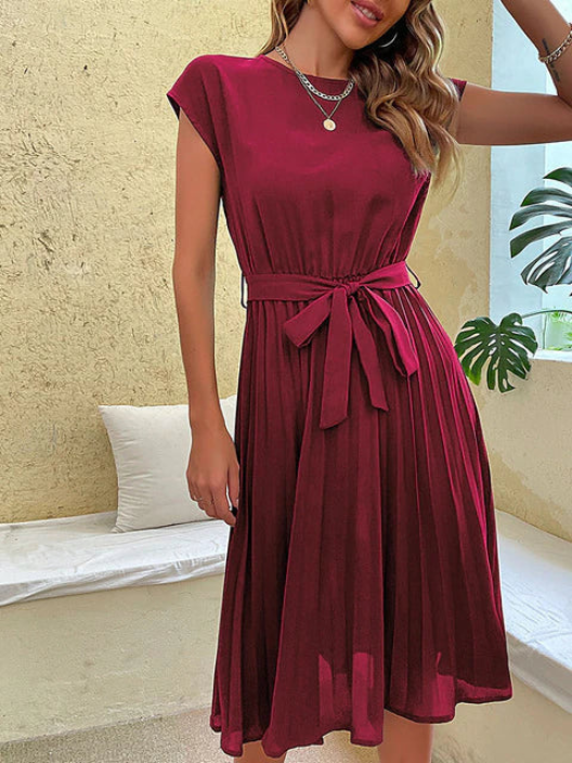 Elegantes Damen Plisseekleid in Midi-Länge mit Rundhals und Kurzarm, perfekt als Sommer- oder Freizeitkleid.