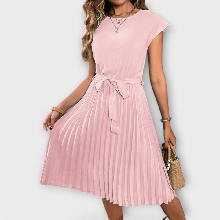 Stilvolles Plisseekleid für Damen, ein vielseitiges Midikleid mit eleganten Falten für Business oder Freizeit.