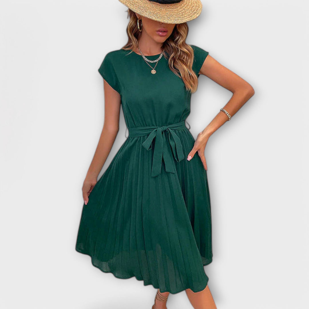 Luftiges Damen Sommerkleid, ein elegantes Plisseekleid mit Kurzarm und Rundhals für warme Tage.
