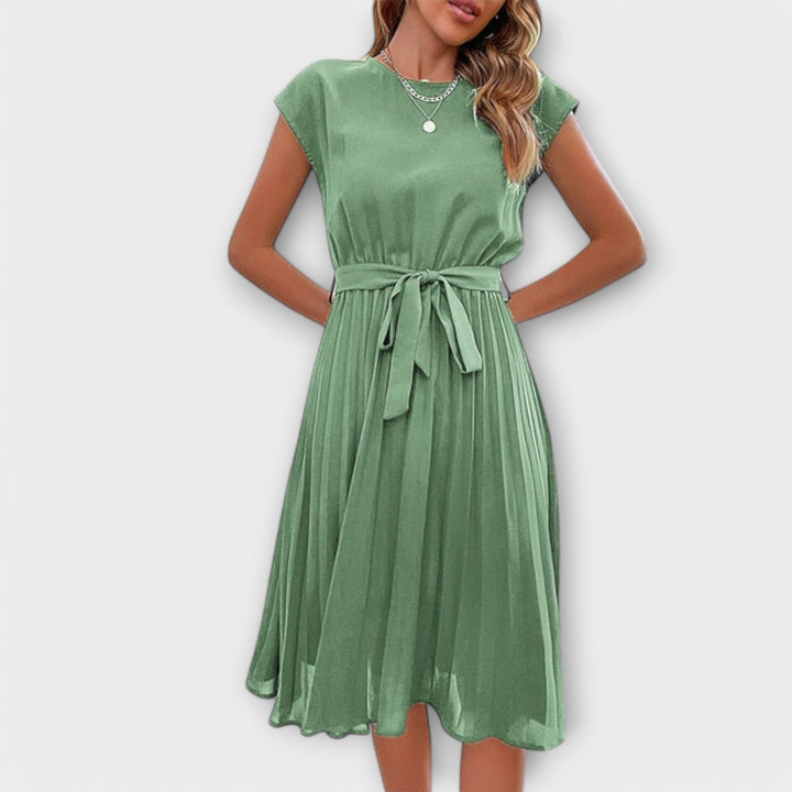 Feminines Damenkleid, ein leichtes Plisseekleid mit lockerem Schnitt für elegante und bequeme Alltagsmode.