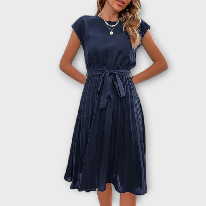 Detailansicht des Plisseekleides: Elegante Falten und bequemer Stoff, ein vielseitiges Damen Midikleid.