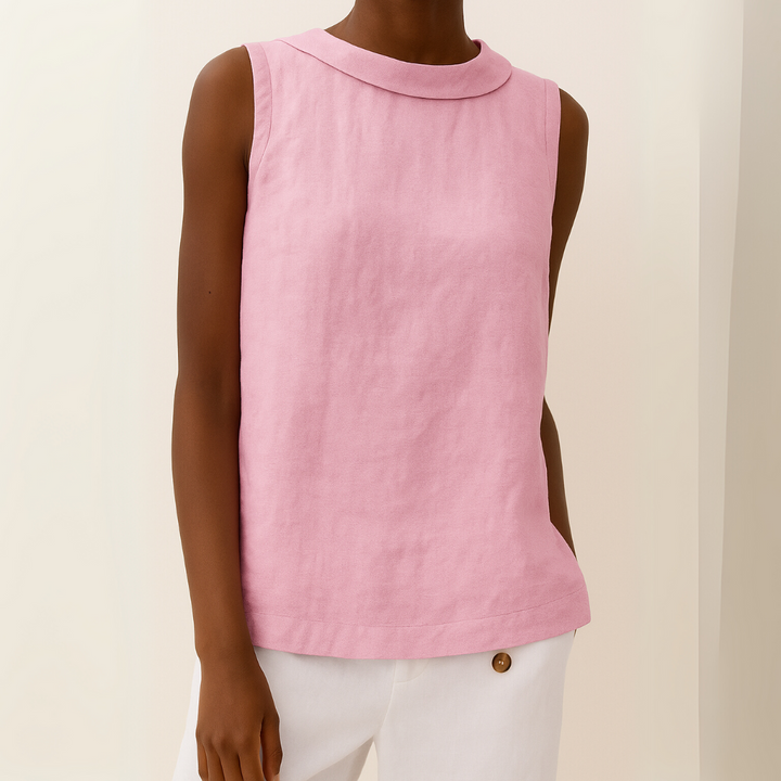 Modell trägt elegantes ärmelloses Damen Rollkragentop, vielseitig & chic für Sommer & Büro.