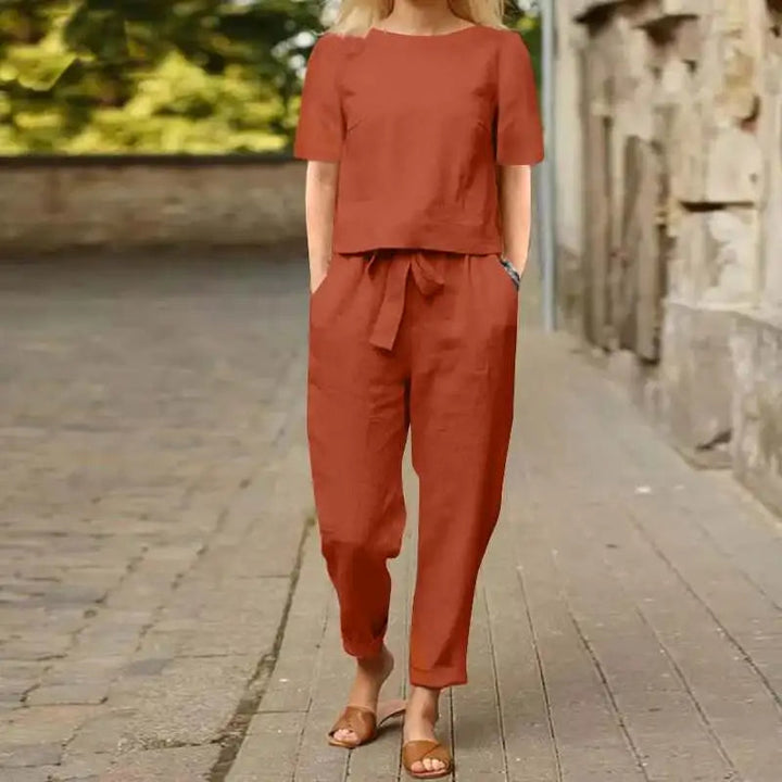 Stylischer Damen Sommeranzug, leicht und luftig, perfekt für eine elegante Sommergarderobe.