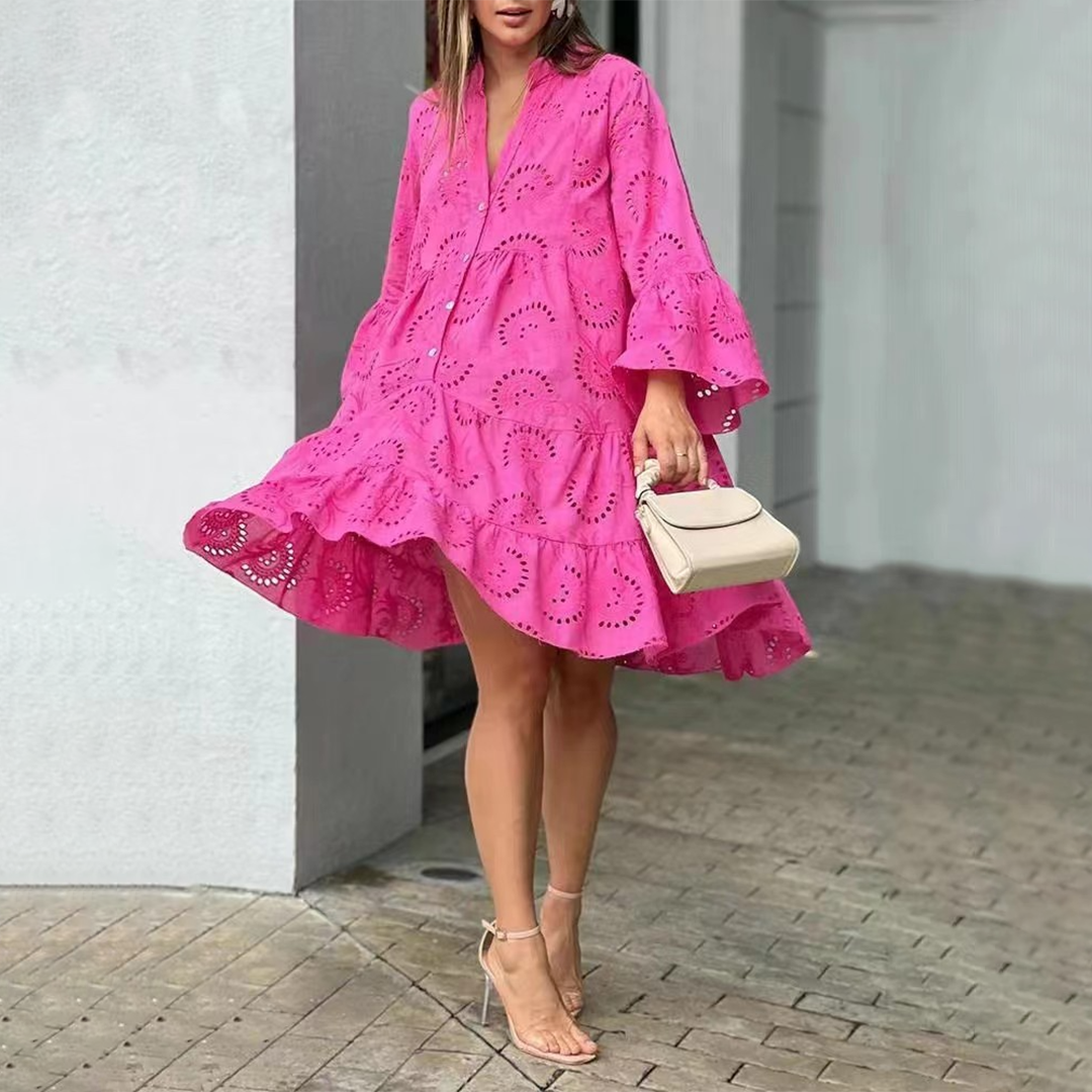 Elegantes, mehrfarbiges Sommerkleid für Damen mit feinem Ajour-Design und V-Ausschnitt.