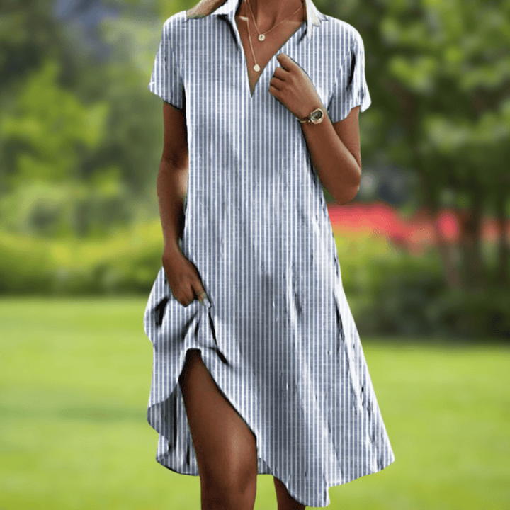 Elegantes Damen Sommerkleid in Blumenprint mit V-Ausschnitt. Ein leichtes, fließendes Maxikleid für stilvolle Sommerabende.
