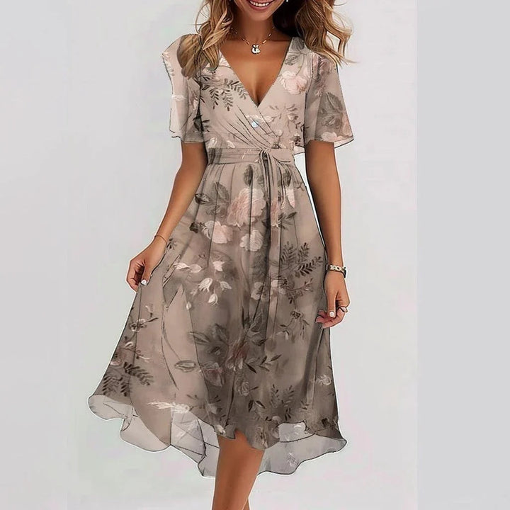 Vielseitiges Damen Strandkleid, kurzärmelig und elegant, perfekt für den Sommerurlaub.