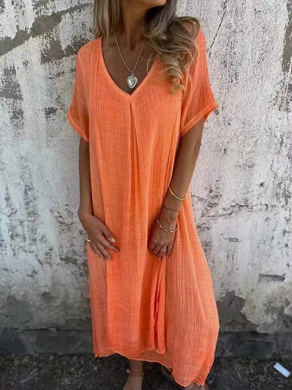 Fließendes Damen Maxikleid mit V-Ausschnitt. Dieses elegante Sommerkleid ist leicht und luftig für Frauenmode.