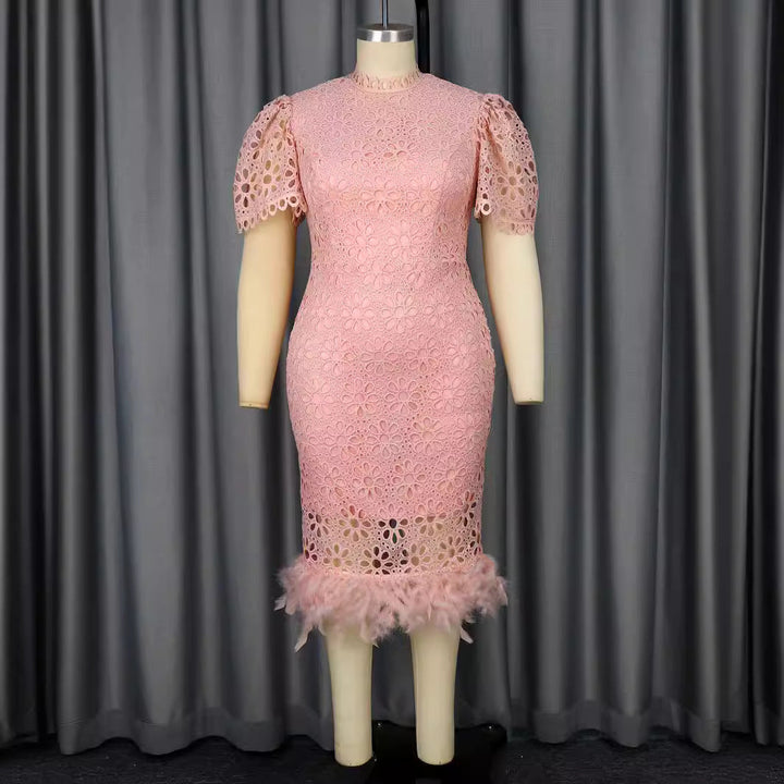 Modisches Damenkleid aus Spitze mit femininen Puffärmeln und trendigem Fransensaum, festlich & schick.