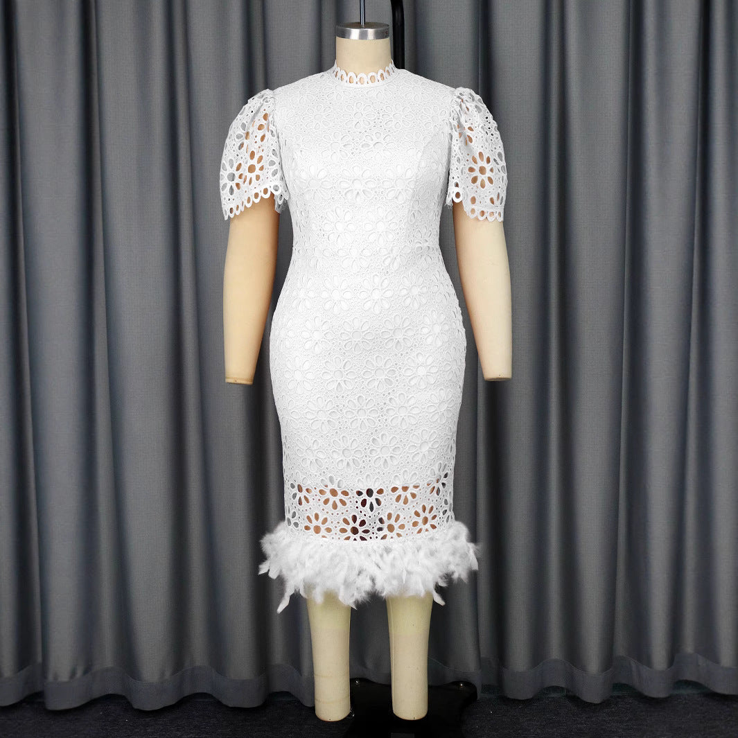 Luftiges Sommer Spitzenkleid mit Puffärmeln und leichtem Fransensaum, perfekt als Cocktailkleid für Damen.