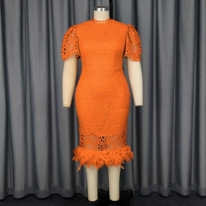 Exquisites Abendkleid aus Spitze für Damen, mit eleganten Puffärmeln und ansprechendem Fransensaum.