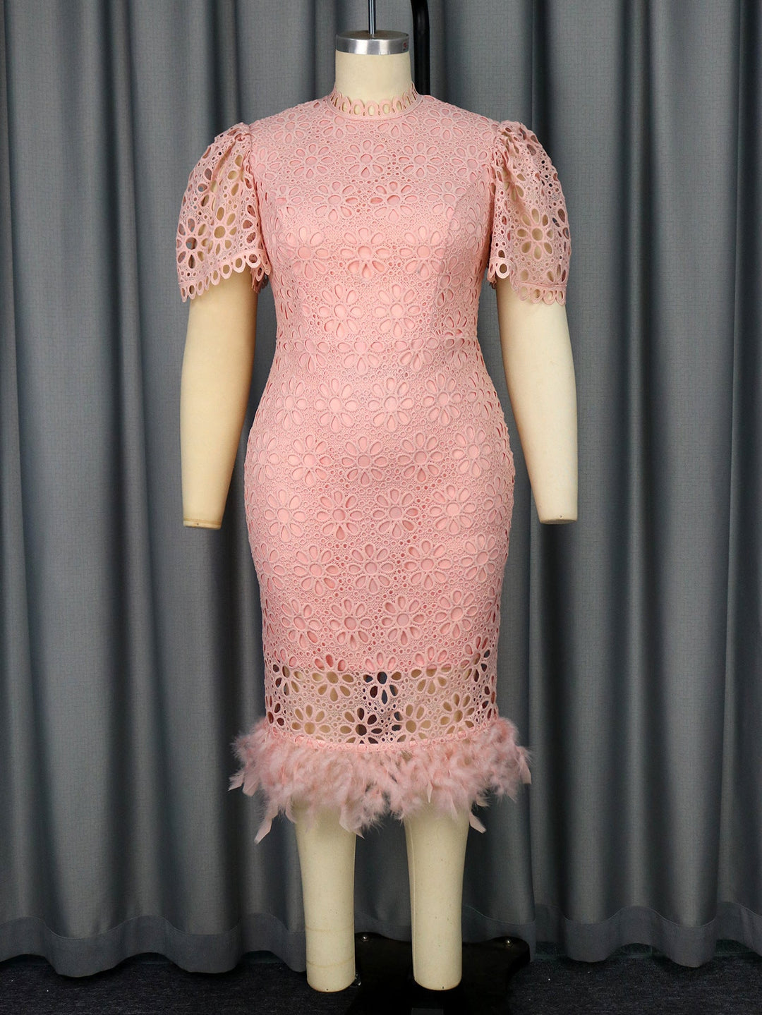 Damen Spitzenkleid mit kurzen Puffärmeln & elegantem Fransensaum, ideal für festliche Anlässe.