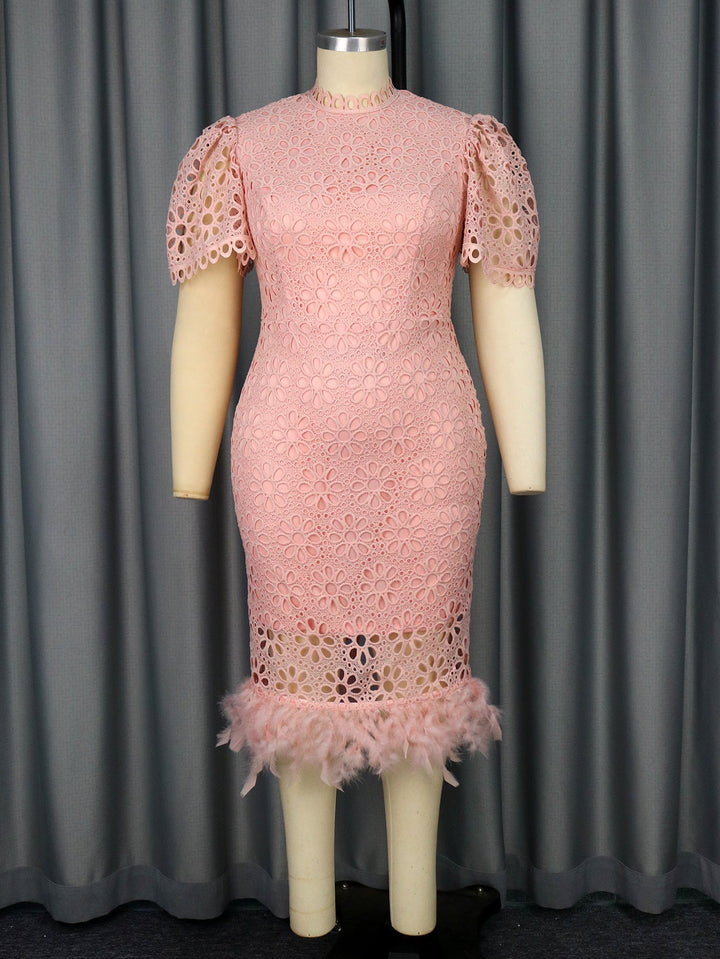 Damen Spitzenkleid mit kurzen Puffärmeln & elegantem Fransensaum, ideal für festliche Anlässe.